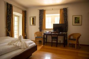 TV a/nebo společenská místnost v ubytování Hotel Burg Kerpen