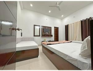 En eller flere senger på et rom på Atulya Home Stay, Uttarkashi