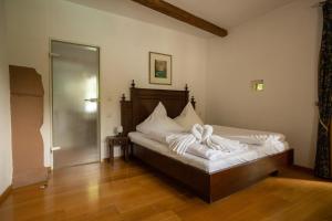 Un pat sau paturi într-o cameră la Hotel Burg Kerpen