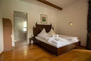 Postel nebo postele na pokoji v ubytování Hotel Burg Kerpen