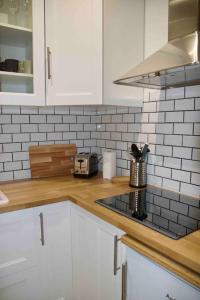 Kuchyňa alebo kuchynka v ubytovaní Another brick in the wall Apartment in Paris Sleeps 9