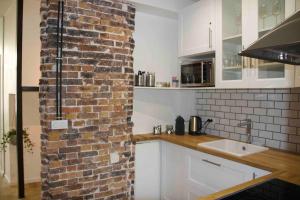 Kuchyňa alebo kuchynka v ubytovaní Another brick in the wall Apartment in Paris Sleeps 9
