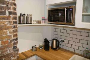 Kuchyňa alebo kuchynka v ubytovaní Another brick in the wall Apartment in Paris Sleeps 9