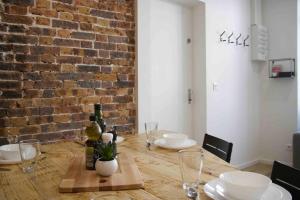 Kúpeľňa v ubytovaní Another brick in the wall Apartment in Paris Sleeps 9