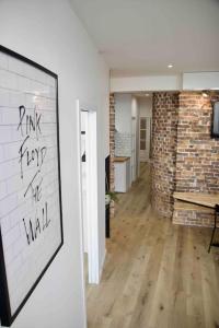 Fotografia z galérie ubytovania Another brick in the wall Apartment in Paris Sleeps 9 v Paríži