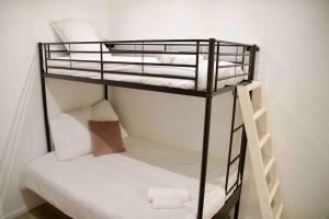Posteľ alebo postele v izbe v ubytovaní Another brick in the wall Apartment in Paris Sleeps 9