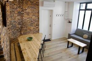 Posedenie v ubytovaní Another brick in the wall Apartment in Paris Sleeps 9