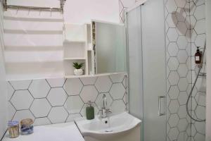 Kúpeľňa v ubytovaní Another brick in the wall Apartment in Paris Sleeps 9