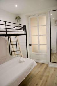 Posteľ alebo postele v izbe v ubytovaní Another brick in the wall Apartment in Paris Sleeps 9