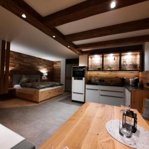 cocina con mesa y 1 cama en una habitación en Apartment LENA, en Obertilliach