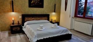 1 dormitorio con 1 cama con 2 toallas en TSUKI House en Marino