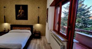 1 dormitorio con 1 cama junto a una ventana en TSUKI House, en Marino