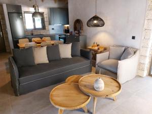 Posezení v ubytování Elaiopetra Kefalonia - Stonehouse Hideaway with pool - Modern Luxury with Serene Sea and Mountain Views