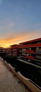 un edificio alto con una puesta de sol en el fondo en TSUKI House, en Marino