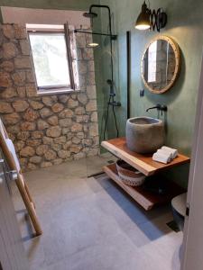 Koupelna v ubytování Elaiopetra Kefalonia - Stonehouse Hideaway with pool - Modern Luxury with Serene Sea and Mountain Views + 43 fotografií