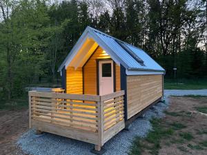 Cette petite cabane en bois dispose d'une fenêtre et d'un toit. dans l'établissement Camping Wies-Neu, à Dillingen