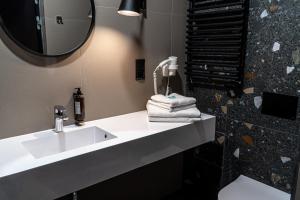 łazienka z białą umywalką i lustrem w obiekcie Biala Perla Sunny Mountain 602 w mieście Sienna