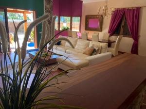 a living room with a couch and a table at Villa Ingrid. Piscina exterior. in Las Playitas +29 photos