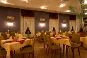 Reštaurácia alebo iné gastronomické zariadenie v ubytovaní Körös Panzió és Étterem