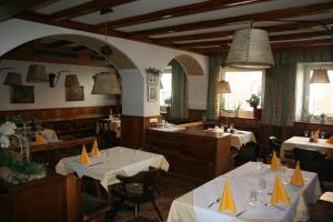 Restoran või mõni muu söögikoht majutusasutuses Hotel Krone