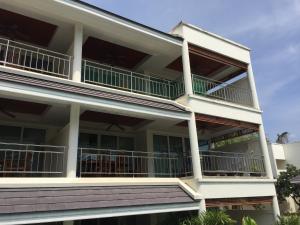 un gran edificio blanco con balcones. en AMAZING BIG APARTMENT IN SOUTH PHUKET, en Phuket
