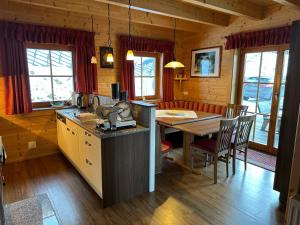 a kitchen and dining room with a table in a cabin at Gerstbreinhütte in Bad Sankt Leonhard im Lavanttal