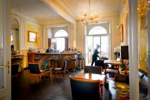 Hôtel Des Trois Couronnes & Spa - The Leading Hotels of the World餐厅或其他用餐的地方