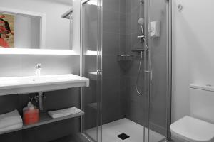 een badkamer met een douche en een wastafel bij Eibarrooms - Auto Check-in in Éibar
