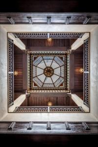 een kamer met een plafond met een klok erop bij Riad & Spa Bahia Salam in Marrakesh