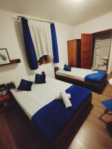 シュチルクにあるWilla Czyrna przy Gondoliの青と白の部屋のベッド2台