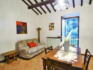 a living room with a table and a couch at Charming apartment in Mantignana with shared pool in Mantignana