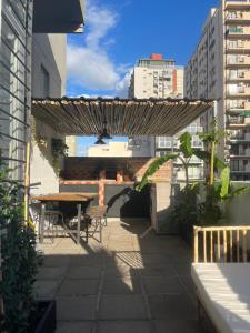 un patio con una mesa de madera y una mesa en un edificio en Apart Terraza en Palermo en Buenos Aires