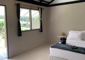 En eller flere senge i et værelse på Siam Flora Resort Koh Lanta
