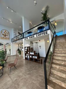 una cafetería con una escalera en un edificio en Mabeet Residances, en Abha