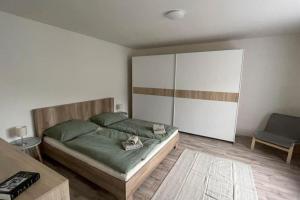 Postel nebo postele na pokoji v ubytování Dům nad jezerem - apartmán II.