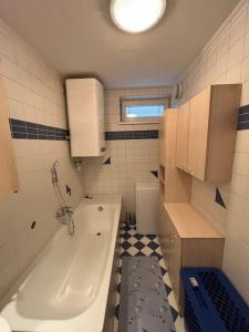 ein kleines Bad mit einer Badewanne und einem Waschbecken in der Unterkunft Apartment in einer ruhigen Umgebung in Graz in Graz