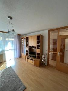una sala de estar vacía con TV y una habitación con en Apartment in einer ruhigen Umgebung in Graz en Graz