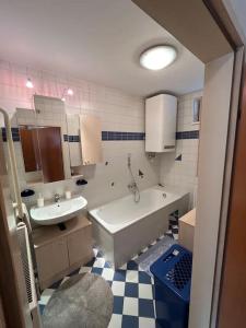 a bathroom with a tub and a sink and a bath tub at Apartment in einer ruhigen Umgebung in Graz in Graz
