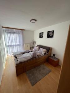 ein Schlafzimmer mit einem großen Bett in einem Zimmer in der Unterkunft Apartment in einer ruhigen Umgebung in Graz in Graz