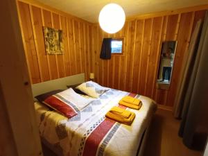 レージュ・キャップ・フェレにあるLa cabane du Truquetのベッドルーム1室(ベッド1台、タオル2枚付)