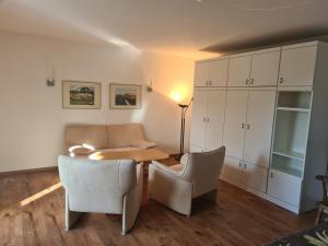 un salon avec une table, des chaises et un canapé dans l'établissement Ferienwohnung Missen-Wilhams mit Pool und Sauna, à Missen-Wilhams