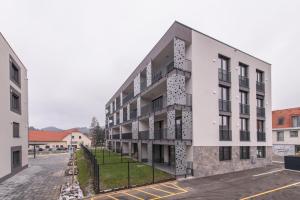 zewnętrzny widok budynku w obiekcie Apartmaji Harpf w mieście Slovenj Gradec
