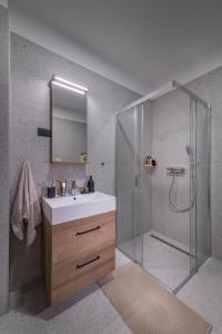 Koupelna v ubytování Apartmaji Harpf + 30 fotografií