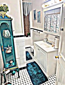uma casa de banho branca com um lavatório e um lavatório em Delightful Empowerment Palace em Filadélfia