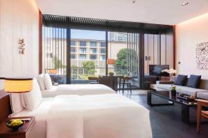 Ein Bett oder Betten in einem Zimmer der Unterkunft Lohkah Hotel & Spa-Free Welcome Fruit Plate