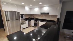 A cozinha ou kitchenette de Luxury Apartment by the Sea with Amazing Amenities at Pearl Qatar