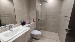 Uma casa de banho em Luxury Apartment by the Sea with Amazing Amenities at Pearl Qatar
