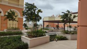 Um jardim no exterior de Luxury Apartment by the Sea with Amazing Amenities at Pearl Qatar
