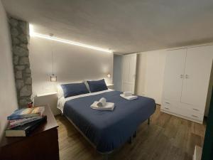 Letto o letti in una camera di LEO APPARTAMENTI con vista panoramica