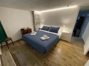 Letto o letti in una camera di LEO APPARTAMENTI con vista panoramica